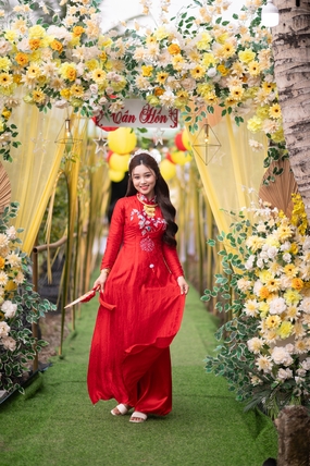 亚洲户外婚礼红色裙装订婚美女图片